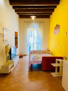 een slaapkamer met een bed en een tv erin bij Orchidea Gialla in Gaeta