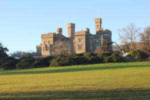 een kasteel op een grasveld bij An Airigh in Stornoway