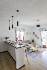 Η κουζίνα ή μικρή κουζίνα στο Beachfront deluxe apt.