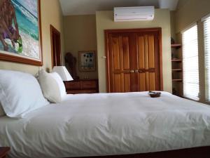 Voodi või voodid majutusasutuse The Palms Oceanfront Suites toas