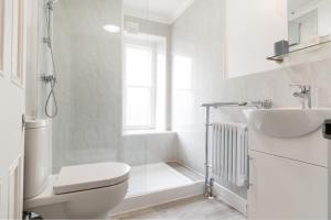 Ванна кімната в Dolafon Guest House