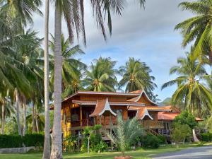 un complejo con palmeras delante en The Ford SunSet Beach Resort, en Wok Tum