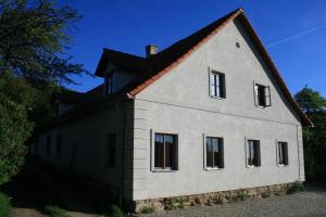 a white house with a black roof at Chalupa Hojna Voda in Horní Stropnice