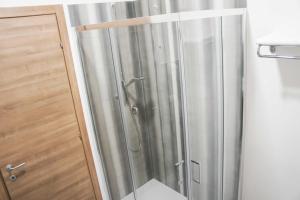 een douche met een glazen deur in de badkamer bij Albergo D'Onofrio in Telese