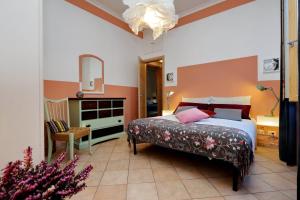 um quarto com uma cama, uma mesa e uma cadeira em GARDEN DOWNTOWN. 3 stops from Colosseum em Roma