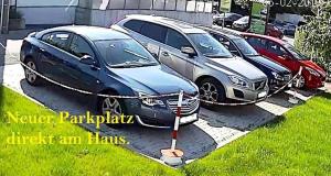 dos autos estacionados uno al lado del otro en un estacionamiento en Pension Münch "Am Anger", en Neuseußlitz