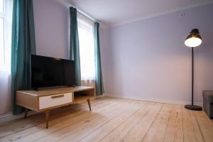 sala de estar con TV de pantalla plana sobre una mesa en Dream Stay - Authentic Studio near Seaplane Harbour en Tallin