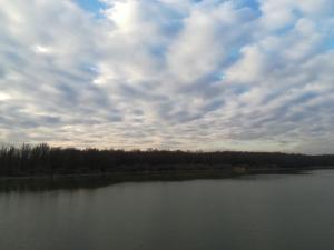 un grand volume d'eau avec un ciel nuageux dans l'établissement B&B Bela Vrba, à Bačko Novo Selo