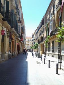 pusta ulica w mieście z budynkami w obiekcie Apartamentos Málaga Centro Hernán Ruiz de 4 a 8 Personas w Maladze