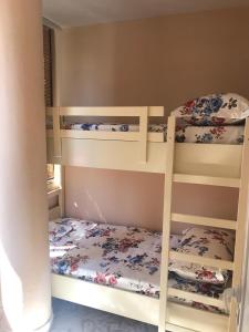 Palanda nebo palandy na pokoji v ubytování Friendly Apartment