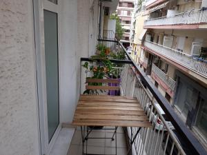 - un balcon avec un banc en bois dans un bâtiment dans l'établissement The studio with the bohemian ambiance, à Thessalonique