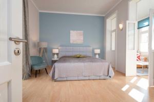 アールベックにあるVilla Luna_ App_ 11の青い壁のベッドルーム1室(ベッド1台付)
