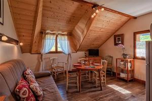 A seating area at Les Alisiers