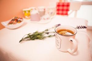 una taza de café sobre una mesa en "U Mamy Róży" - Pokoje Gościnne, en Reda