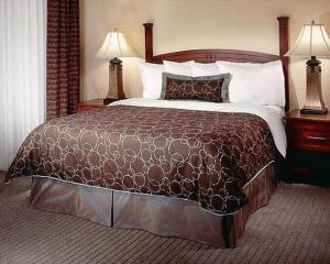 Cama ou camas em um quarto em Staybridge Suites - Philadelphia Valley Forge 422, an IHG Hotel