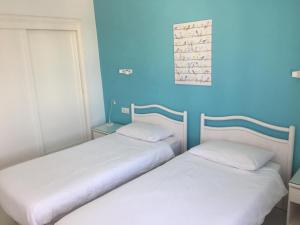 Posteľ alebo postele v izbe v ubytovaní DARUMA APARTMENTS 3-Bedroom Penthouse with Sea Views