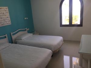 Posteľ alebo postele v izbe v ubytovaní DARUMA APARTMENTS 3-Bedroom Penthouse with Sea Views