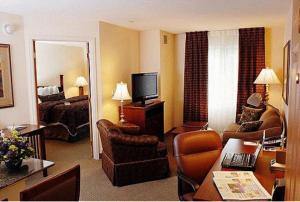 Svetainės erdvė apgyvendinimo įstaigoje Staybridge Suites - Philadelphia Valley Forge 422, an IHG Hotel