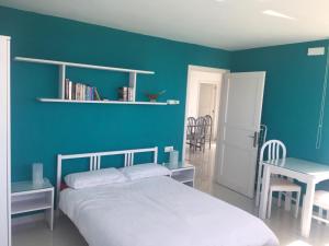 Posteľ alebo postele v izbe v ubytovaní DARUMA APARTMENTS 3-Bedroom Penthouse with Sea Views
