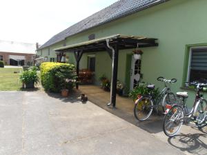 een groep fietsen geparkeerd buiten een huis bij Ferienhaus Golm, 04924 Zobersdorf in Bad Liebenwerda