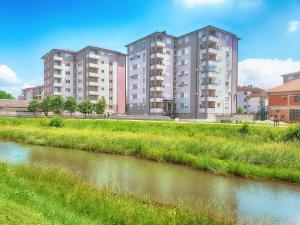 Výhled na řeku, která protéká v blízkosti apartmánu