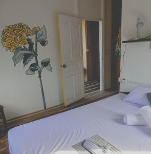 1 dormitorio con 1 cama con espejo en la pared en DAHLIA Guesthouse en Koh Rong Sanloem