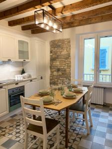 una cucina con tavolo e sedie in legno di Casa La Margherita a Desenzano del Garda