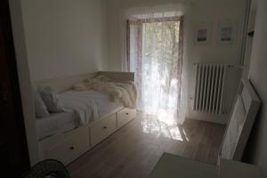 - une chambre avec un lit en face d'une fenêtre dans l'établissement La casa in collina, à Bellagio 5 autres photos