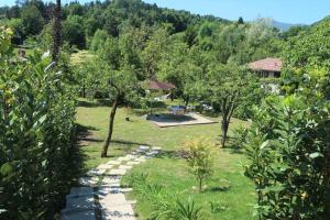 un jardin avec des arbres et un chemin en pierre dans l'établissement La casa in collina, à Bellagio