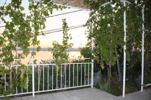 una cerca blanca en un patio con árboles en Apartments Lidija en Sveti Juraj