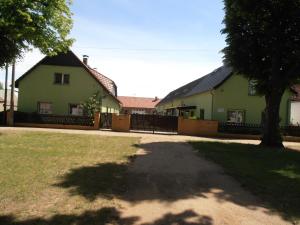 een huis met een hek voor een tuin bij Ferienhaus Golm, 04924 Zobersdorf in Bad Liebenwerda