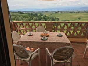 een tafel en stoelen op een balkon met uitzicht bij Il Borgherino in Cerreto Guidi