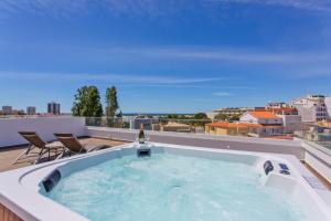 a hot tub on the roof of a building at Casa Saura in Alvor