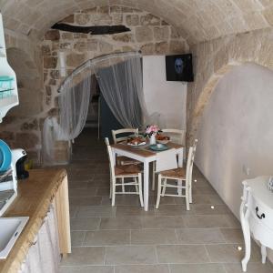a kitchen with a table and chairs in a room at Mnchell - Affitasi per brevi periodi in Monopoli