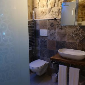a bathroom with a toilet and a sink at Mnchell - Affitasi per brevi periodi in Monopoli