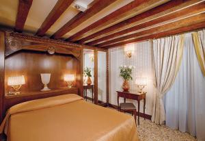 Llit o llits en una habitació de Hotel Palazzo Stern