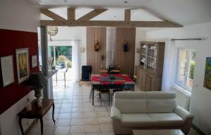 uma sala de estar com um sofá e uma mesa em le breuil em Sarlat-la-Canéda
