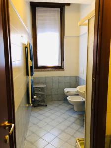 ein Bad mit 2 WCs und einem Fenster in der Unterkunft CASA VACANZE ROBY in Mailand