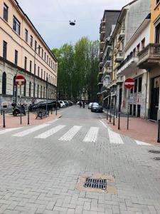 eine leere Straße in einer Stadt mit zwei Stoppschildern in der Unterkunft CASA VACANZE ROBY in Mailand