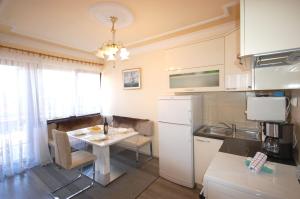 Kuchyňa alebo kuchynka v ubytovaní Apartment Poljak Njivice by El-Pi Tours