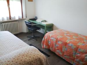 sypialnia z biurkiem i łóżkiem oraz biurkiem z krzesłem w obiekcie La Casa di Miele w mieście Perugia