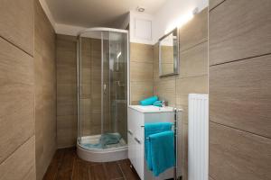 a bathroom with a shower and a toilet and a sink at Kőszeg Panzió in Kőszeg