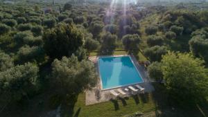 The swimming pool at or close to Masseria I Raffi b&b