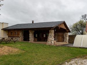 Το κτήριο όπου στεγάζεται  η παραθεριστική κατοικία