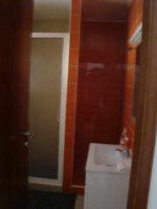 
a bathroom with a toilet and a sink at Quinta da Norinha in Portimão
