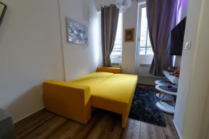 A bed or beds in a room at Apartman Royal