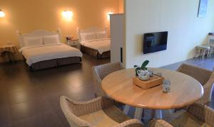 Rúm í herbergi á Jing Guan Hotel