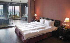 Rúm í herbergi á Jing Guan Hotel