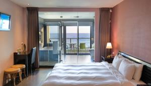 Rúm í herbergi á Jing Guan Hotel