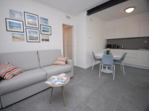 a living room with a couch and a table at Due Perle in Lignano Sabbiadoro